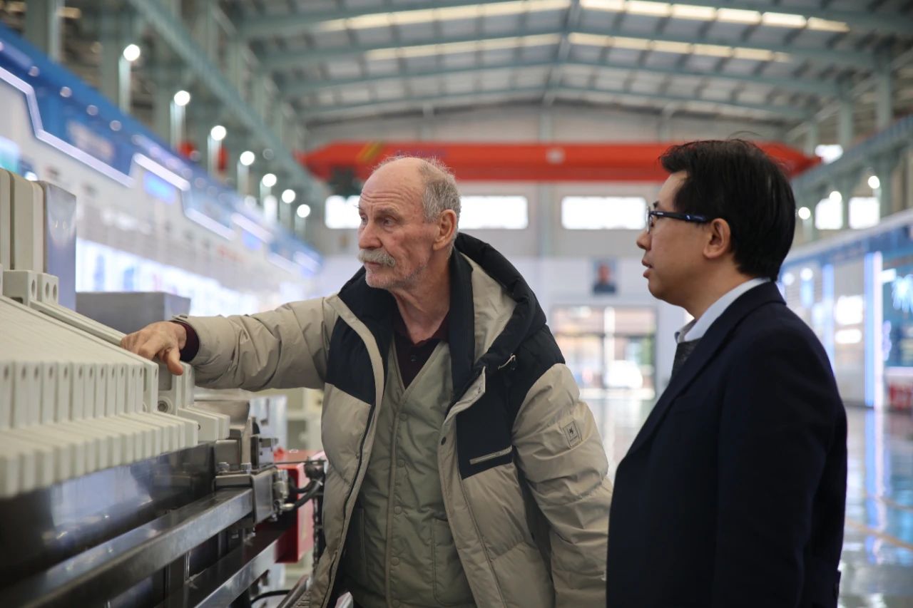 熱烈歡迎德國河南總商會會長孔明蒞臨大張公司參觀交流